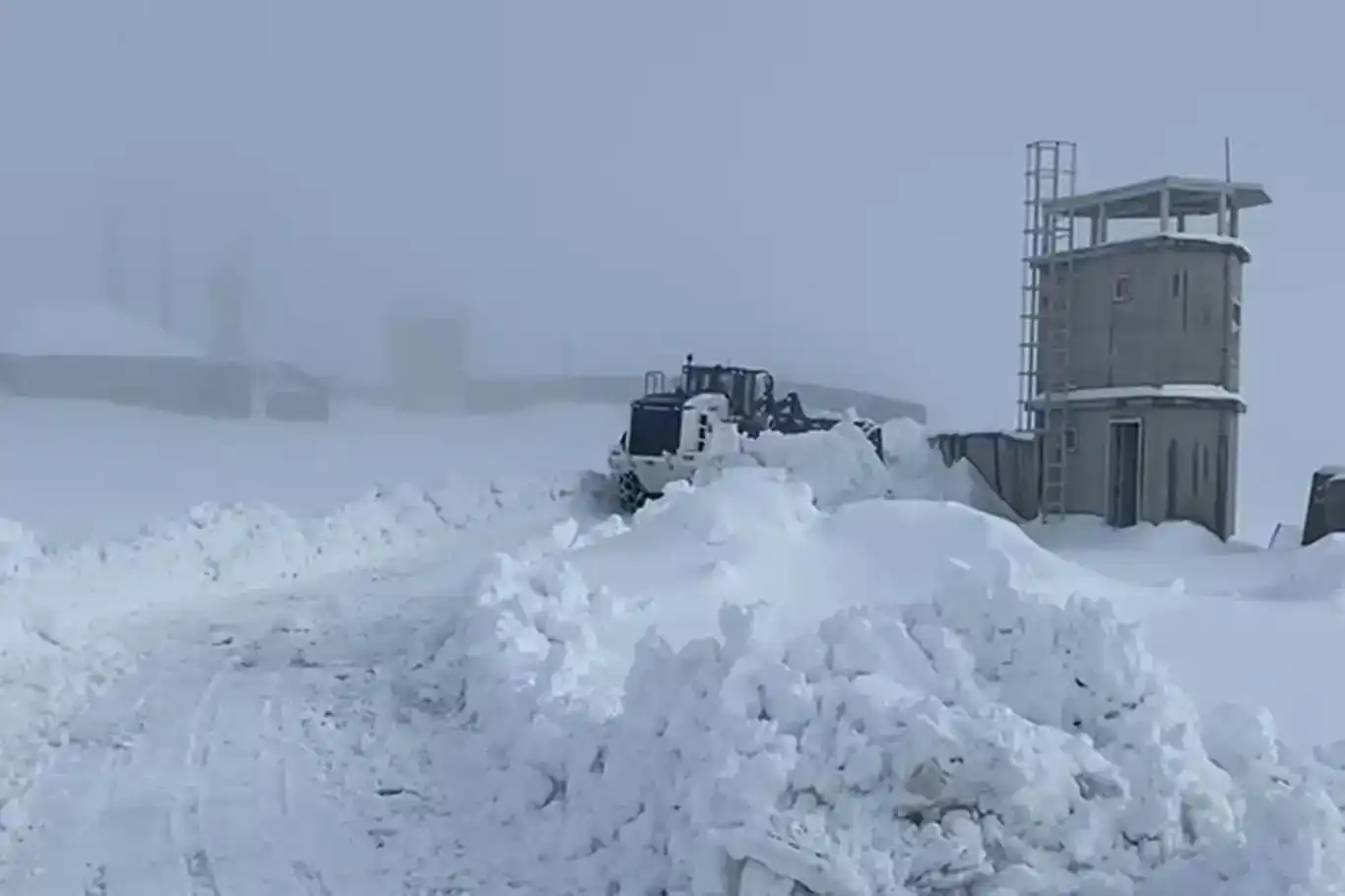 Li Şirnexê berf barîya û rêyê gundan hatin girtin