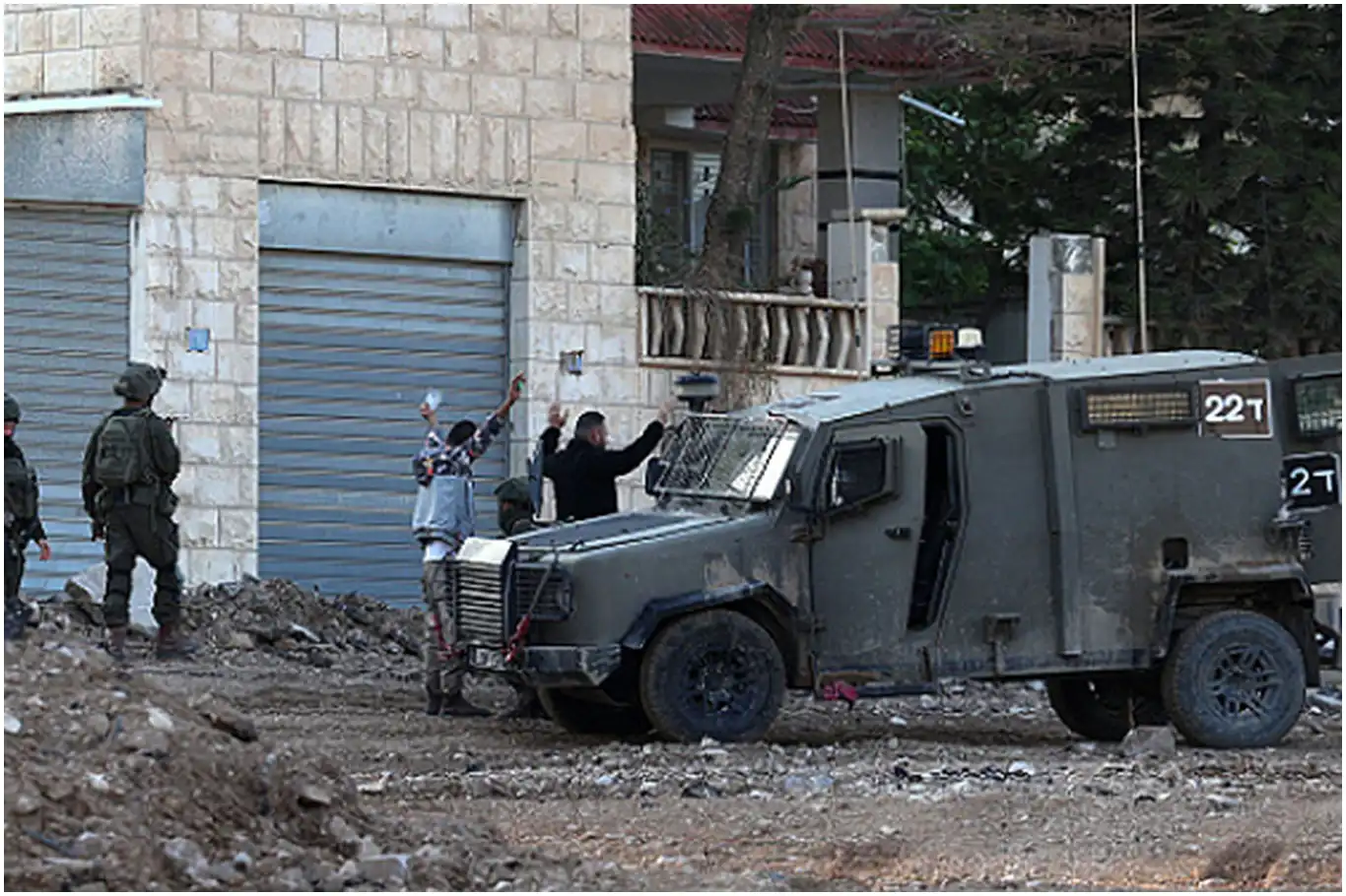 İşgal rejimi Batı Şeria’da düzenlediği baskınlarda 40’tan fazla Filistinliyi alıkoydu