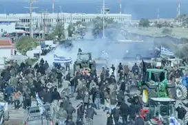 اليونان..احتجاجات عنيفة تعمّ البلاد بعد تعليق الدعم الزراعي الأوروبي