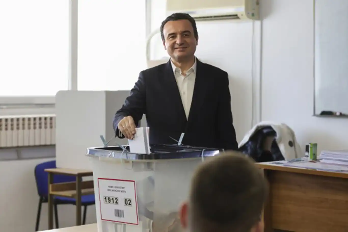 Kosova'da Başbakan Albin Kurti'nin partisi önde Kosova'da Başbakan Albin Kurti'nin partisi önde