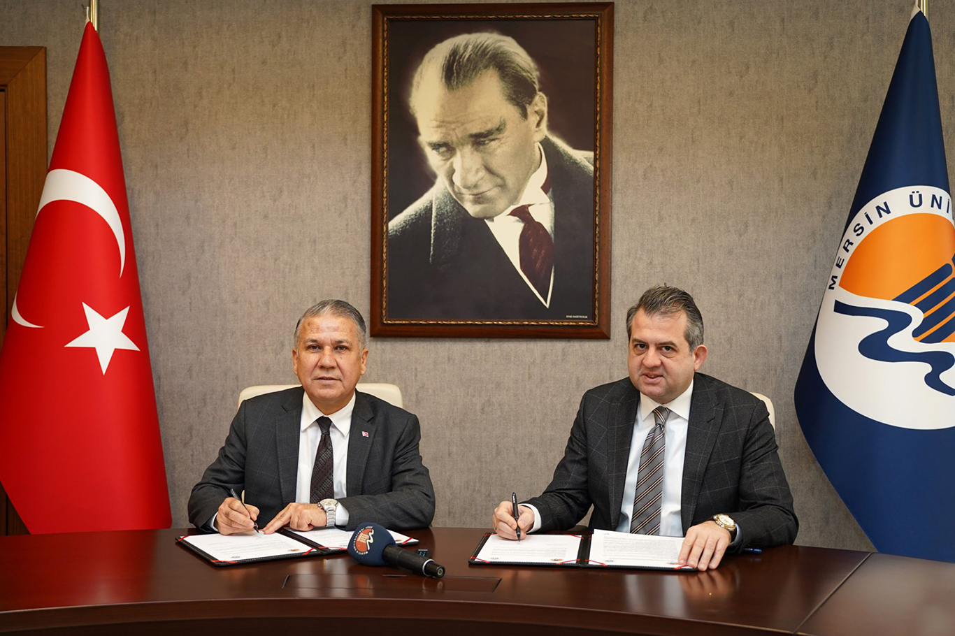 ÇÜ ile MÜ arasında ortak kütüphane kullanımına yönelik iş birliği protokolü ÇÜ ile MÜ arasında ortak kütüphane kullanımına yönelik iş birliği protokolü