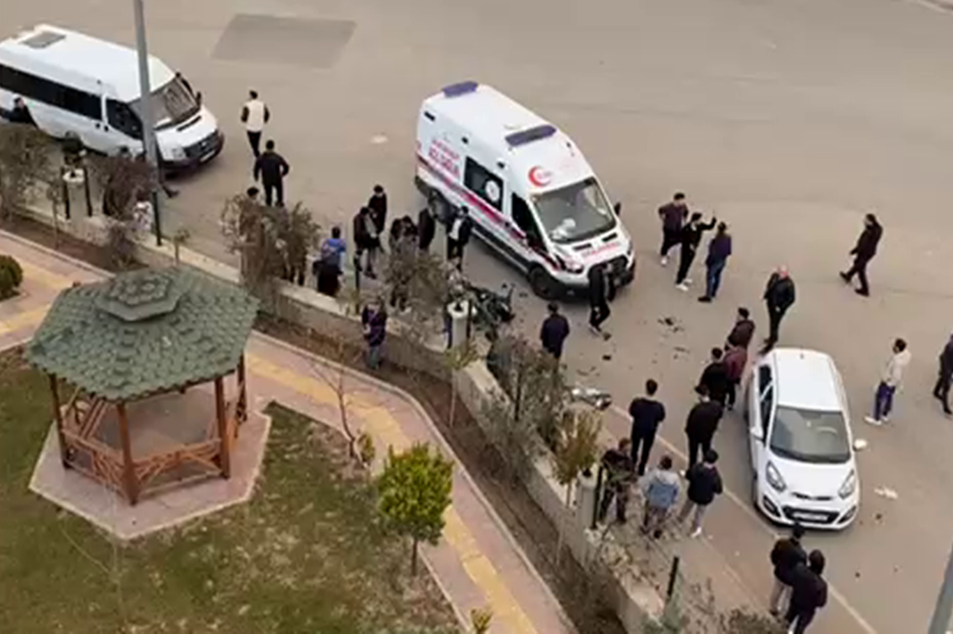 Otomobil ile çarpışan motosiklet sürücüsü hayatını kaybetti Otomobil ile çarpışan motosiklet sürücüsü hayatını kaybetti