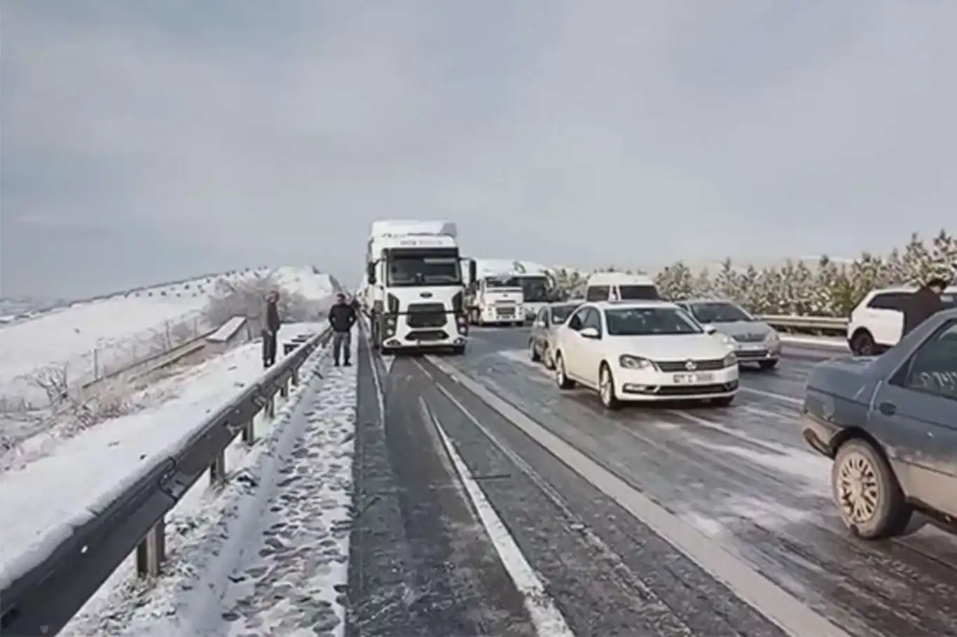 Malatya-Kayseri kara yolu kar nedeniyle kapandı Malatya-Kayseri kara yolu kar nedeniyle kapandı