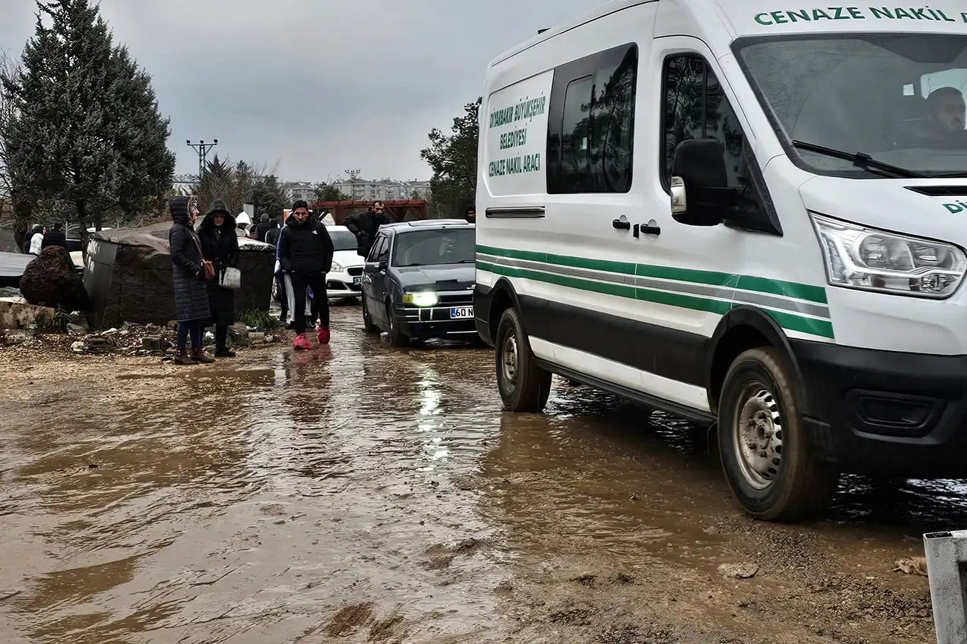 Diyarbakır Yeniköy Asri Mezarlığı ve çevresi çamur deryasına dönüştü Diyarbakır Yeniköy Asri Mezarlığı ve çevresi çamur deryasına dönüştü