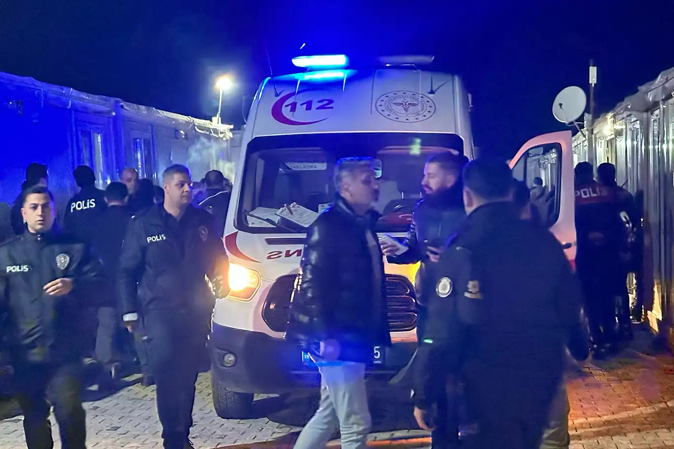 Hırsızlık şüphelisi kendisini yakalamak isteyen polisi bıçakladı Hırsızlık şüphelisi kendisini yakalamak isteyen polisi bıçakladı