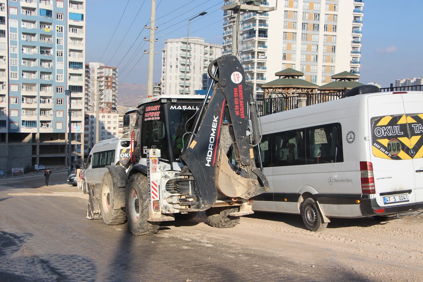 Bir yılı aşkın süredir başlatılan yol çalışmasının bitmemesi vatandaş ve esnafı çileden çıkardı