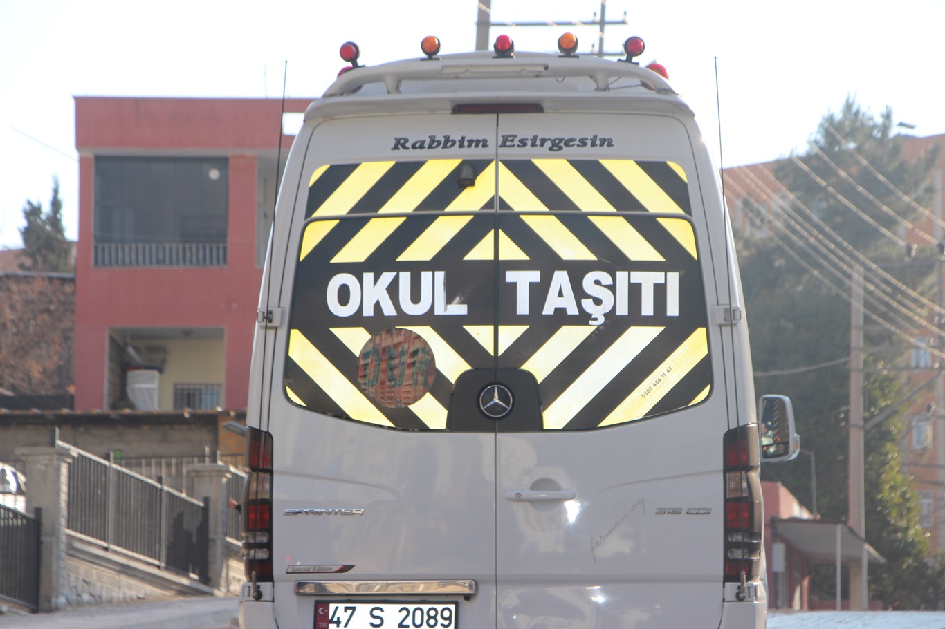 Bir yılı aşkın süredir başlatılan yol çalışmasının bitmemesi vatandaş ve esnafı çileden çıkardı