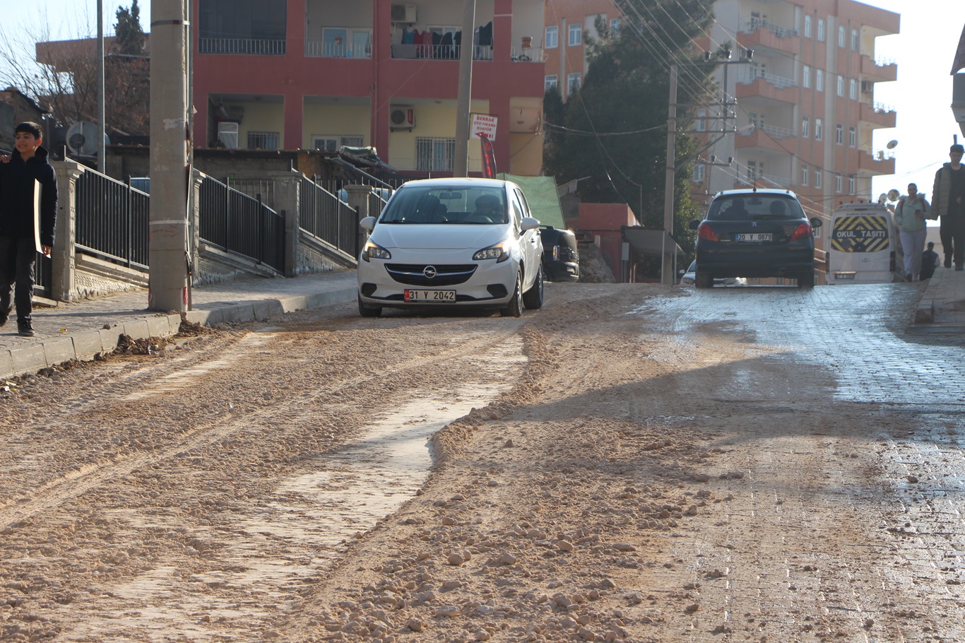 Bir yılı aşkın süredir başlatılan yol çalışmasının bitmemesi vatandaş ve esnafı çileden çıkardı