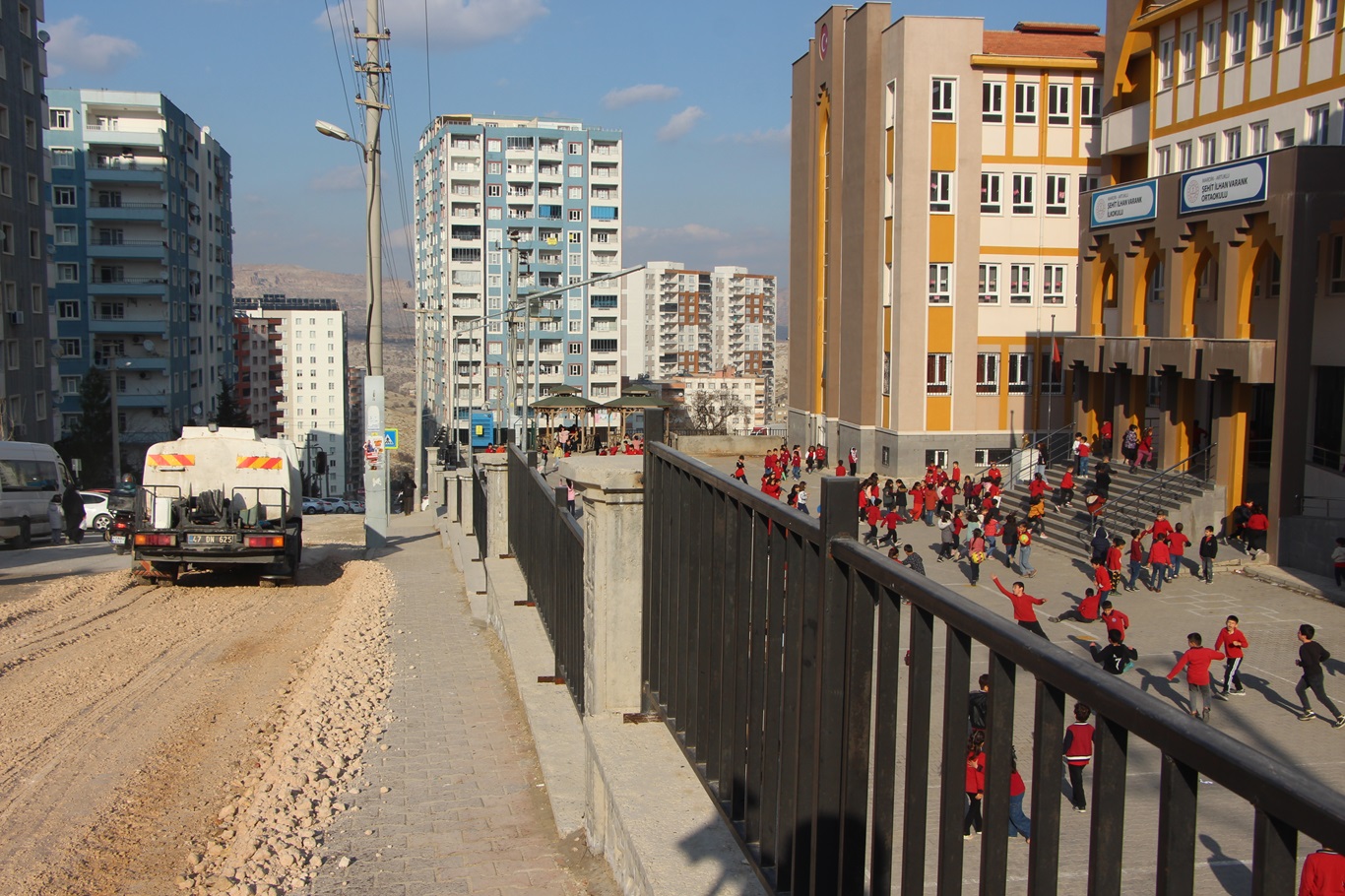 Bir yılı aşkın süredir başlatılan yol çalışmasının bitmemesi vatandaş ve esnafı çileden çıkardı