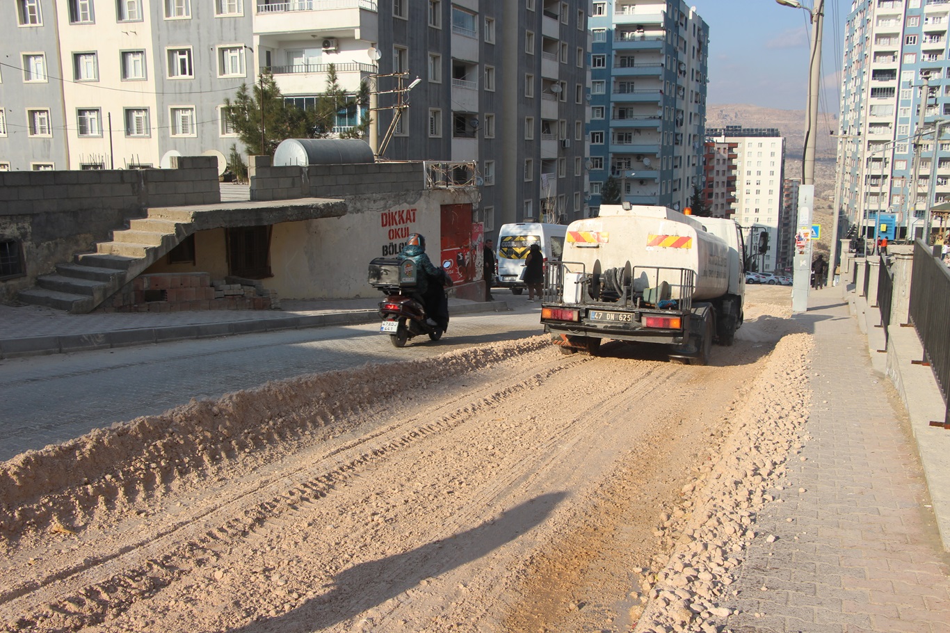 Bir yılı aşkın süredir başlatılan yol çalışmasının bitmemesi vatandaş ve esnafı çileden çıkardı