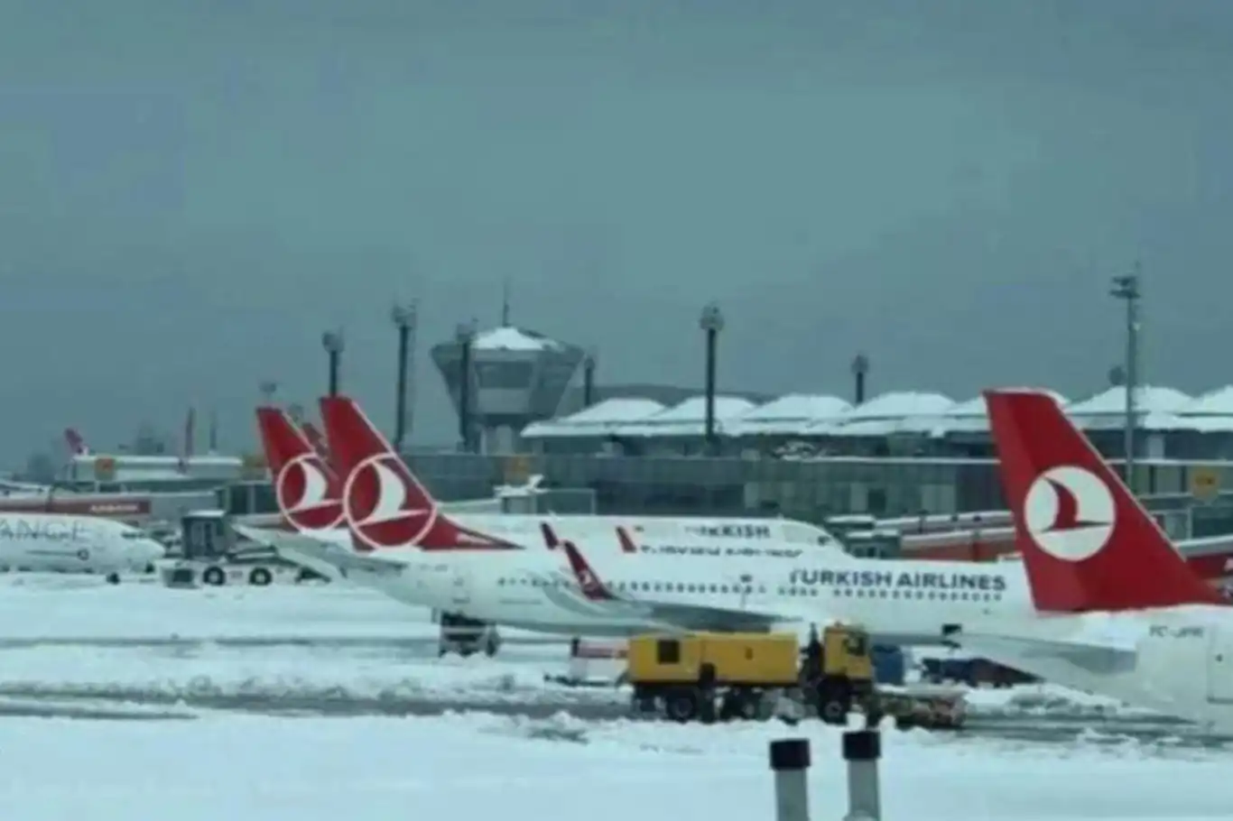 İstanbul’da kar yağışı nedeniyle bazı uçuşlar iptal edilecek İstanbul’da kar yağışı nedeniyle bazı uçuşlar iptal edilecek