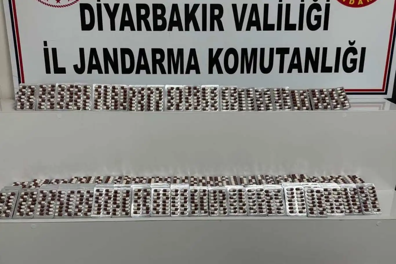 Diyarbakır'da 5 bin 570 adet uyuşturucu hap ele geçirildi Diyarbakır'da 5 bin 570 adet uyuşturucu hap ele geçirildi