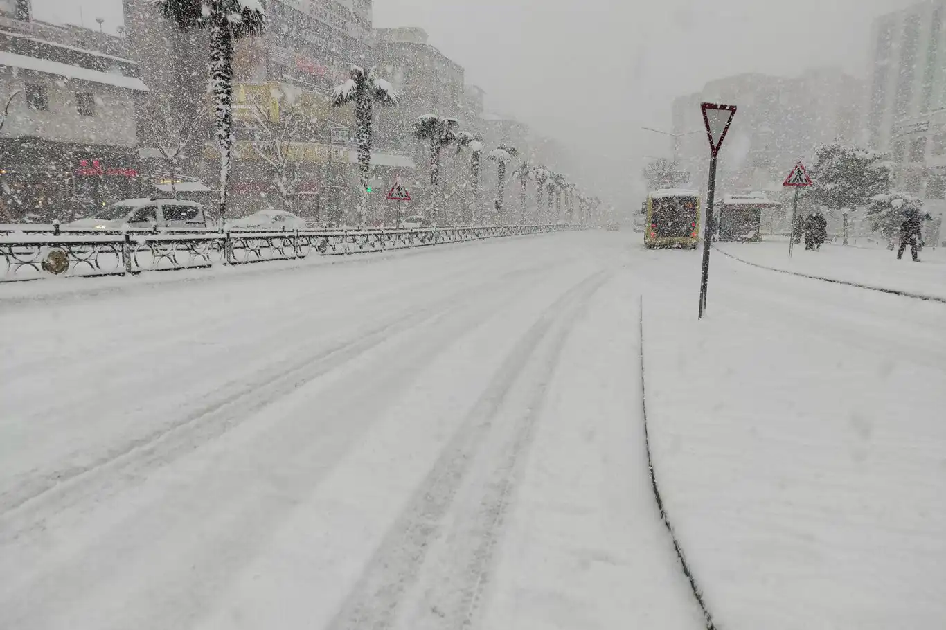 Bursa'da kar yağışı nedeniyle okullar yarın tatil edildi Bursa'da kar yağışı nedeniyle okullar yarın tatil edildi