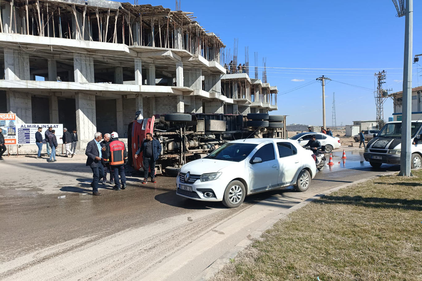 Şanlıurfa’da pamuk yüklü kamyon devrildi Şanlıurfa’da pamuk yüklü kamyon devrildi