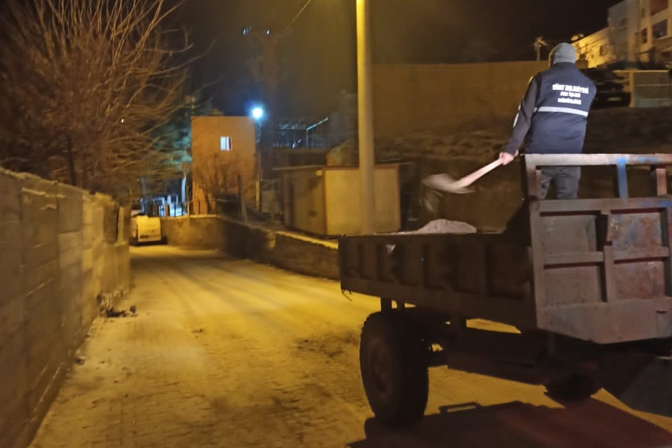 Siirt’te buzlanmaya karşı tuzlama çalışmaları aralıksız sürüyor Siirt’te buzlanmaya karşı tuzlama çalışmaları aralıksız sürüyor