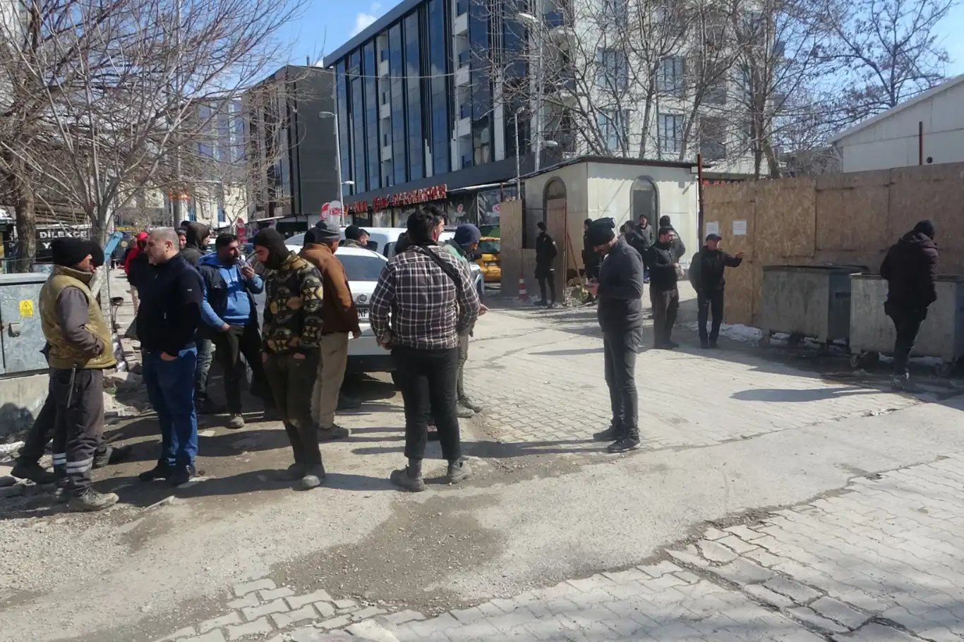 Malatya'da şantiye işçileri arasında taşlı sopalı kavga: 15 yaralı Malatya'da şantiye işçileri arasında taşlı sopalı kavga: 15 yaralı