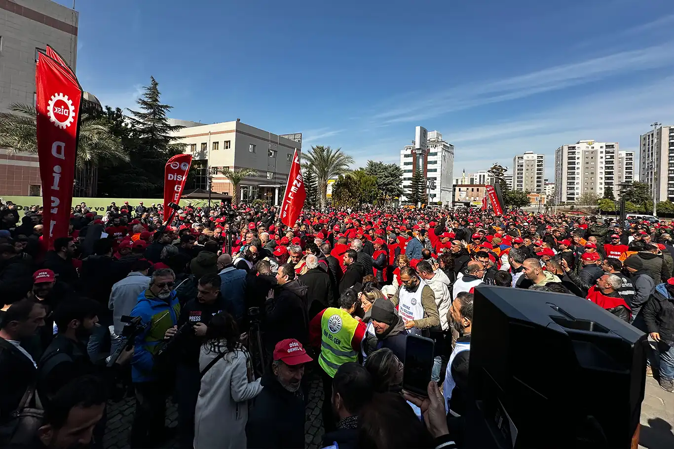 Ücretlerini alamayan CHP’li belediye çalışanları iş bırakma eylemine başladı Ücretlerini alamayan CHP’li belediye çalışanları iş bırakma eylemine başladı