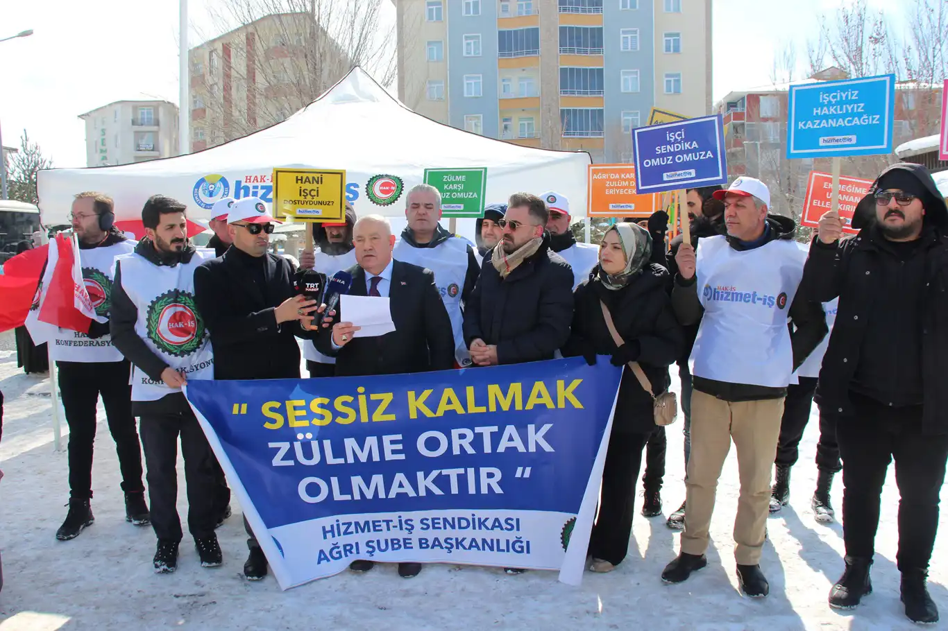 Ağrı Belediyesinin işten çıkardığı işçiler basın açıklaması gerçekleştirdi Ağrı Belediyesinin işten çıkardığı işçiler basın açıklaması gerçekleştirdi
