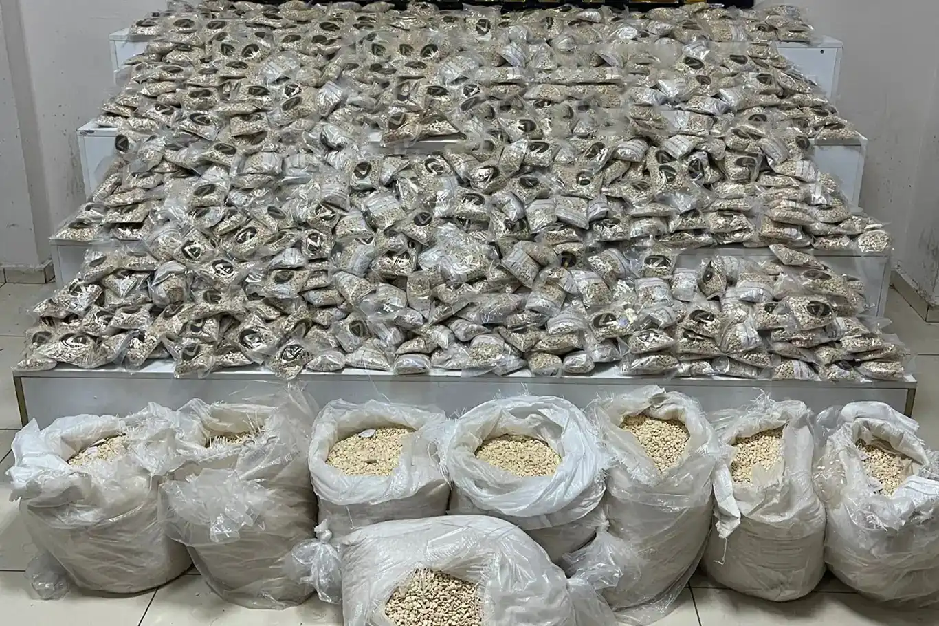 Habur'da 370 kilogram uyuşturucu ele geçirildi Habur'da 370 kilogram uyuşturucu ele geçirildi