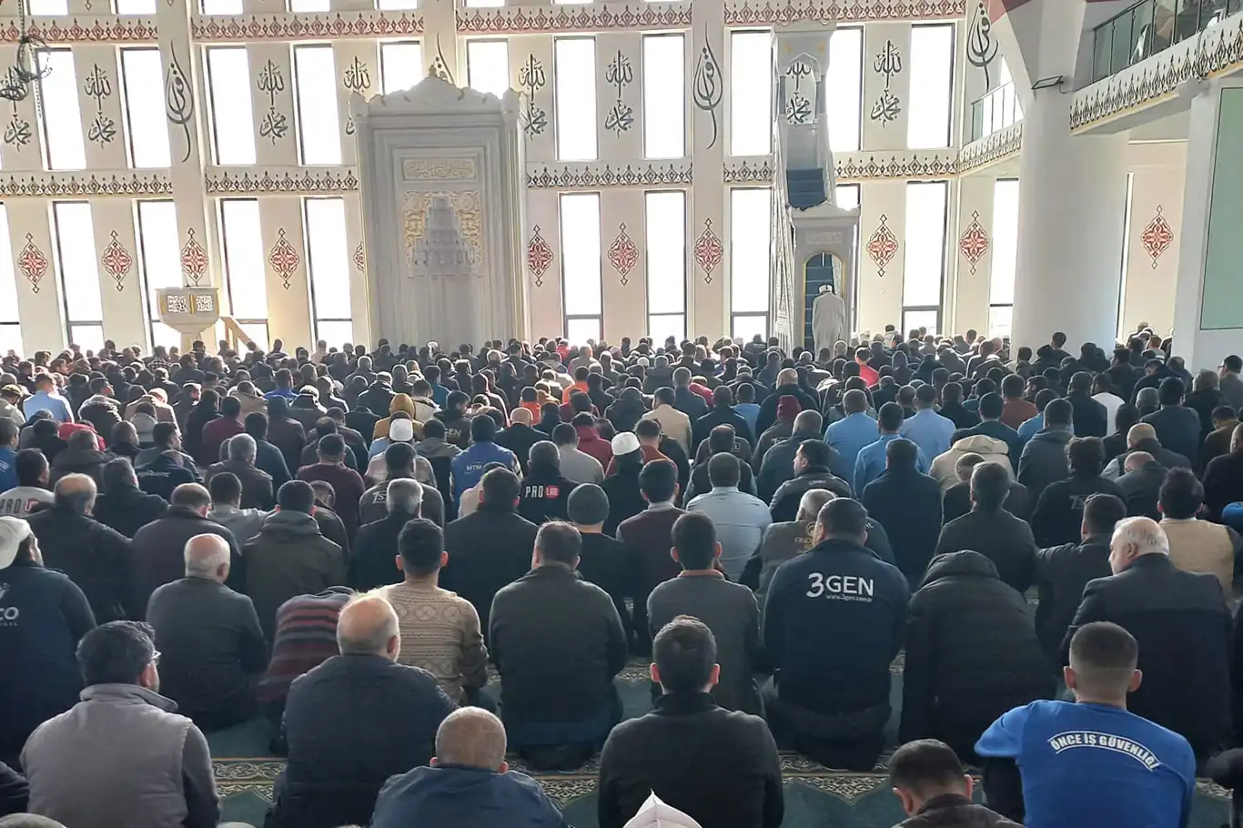 Şanlıurfa OSB'de 5 bin kişilik cami ibadete açıldı Şanlıurfa OSB'de 5 bin kişilik cami ibadete açıldı
