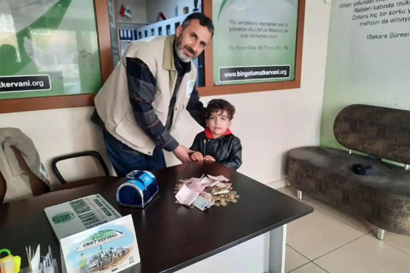 Bingöl'de minik yürekler Gazze'deki ihtiyaç sahiplerine yardım etti Bingöl'de minik yürekler Gazze'deki ihtiyaç sahiplerine yardım etti