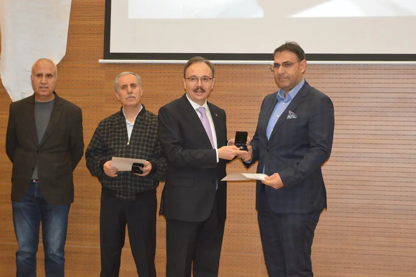 Siirt'te kan bağışçılarına madalya verildi Siirt'te kan bağışçılarına madalya verildi
