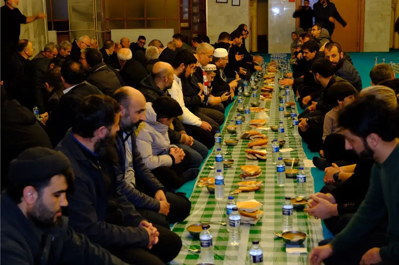 Van’da "11. Geleneksel Ümmet İftarı" gerçekleştirildi Van’da "11. Geleneksel Ümmet İftarı" gerçekleştirildi