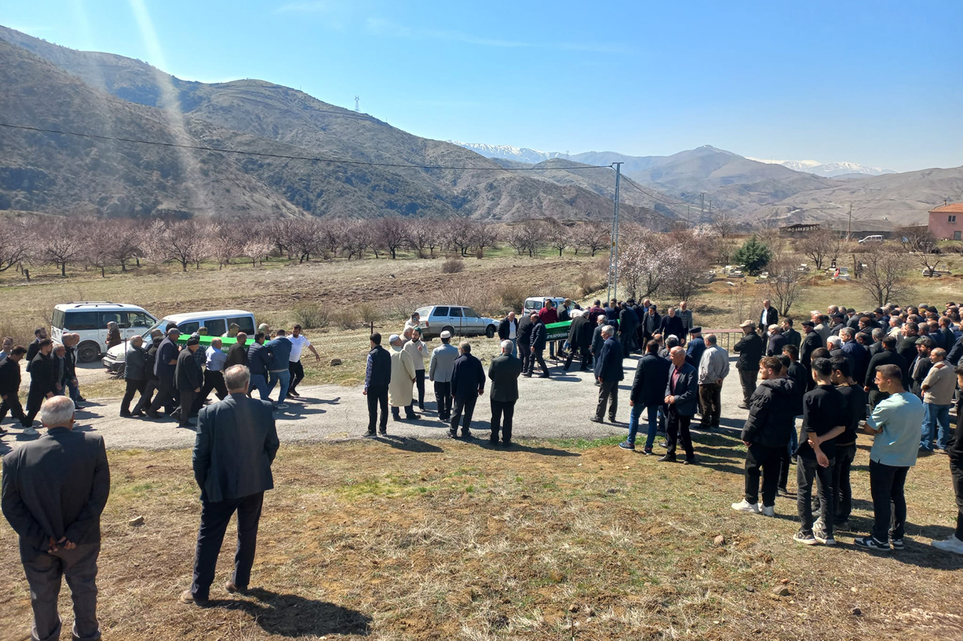 Feci kazada aynı aileden hayatını kaybeden 3 kişi toprağa verildi Feci kazada aynı aileden hayatını kaybeden 3 kişi toprağa verildi