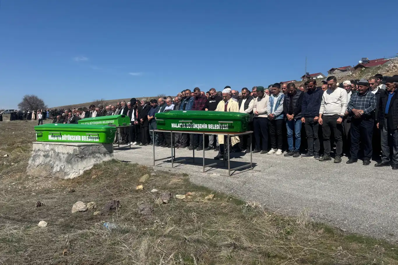 Feci kazada aynı aileden hayatını kaybeden 3 kişi toprağa verildi Feci kazada aynı aileden hayatını kaybeden 3 kişi toprağa verildi