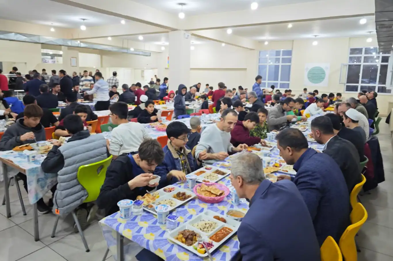 Hafızlık proje okulunda öğrenci ve veliler iftar sofrasında buluştu Hafızlık proje okulunda öğrenci ve veliler iftar sofrasında buluştu