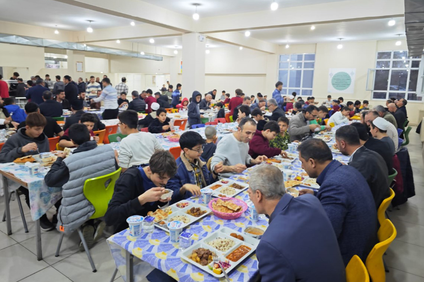 Hafızlık proje okulunda öğrenci ve veliler iftar sofrasında buluştu Hafızlık proje okulunda öğrenci ve veliler iftar sofrasında buluştu