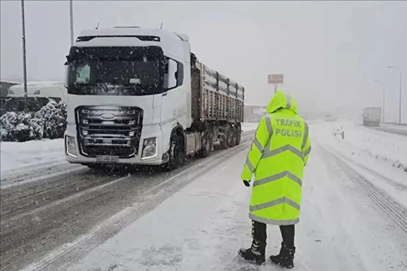 Kop Dağı Geçidi'nde kar ve tipi ulaşımda aksamalara neden oldu Kop Dağı Geçidi'nde kar ve tipi ulaşımda aksamalara neden oldu