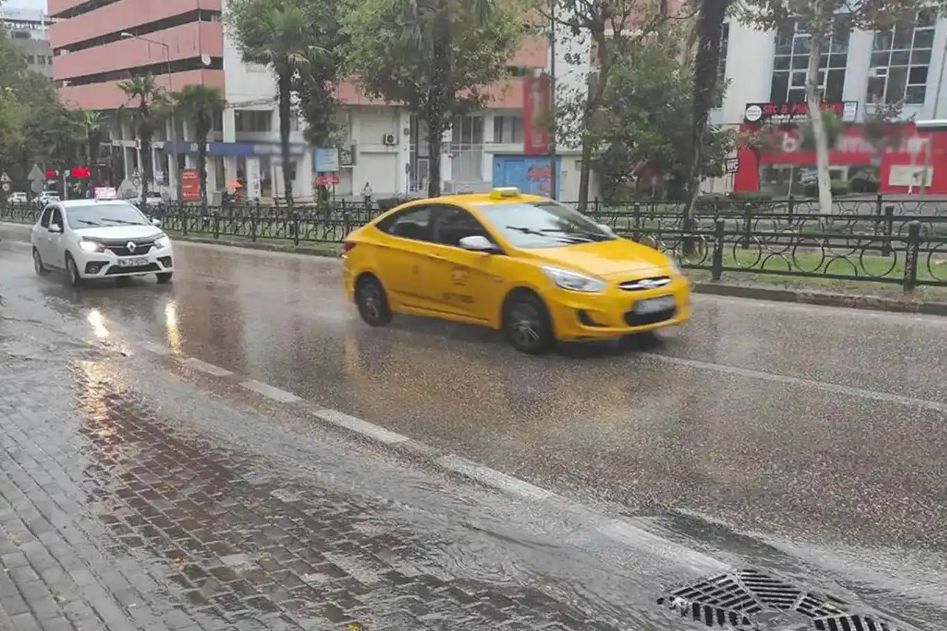 Meteorolojiden kuvvetli yağış uyarısı Meteorolojiden kuvvetli yağış uyarısı