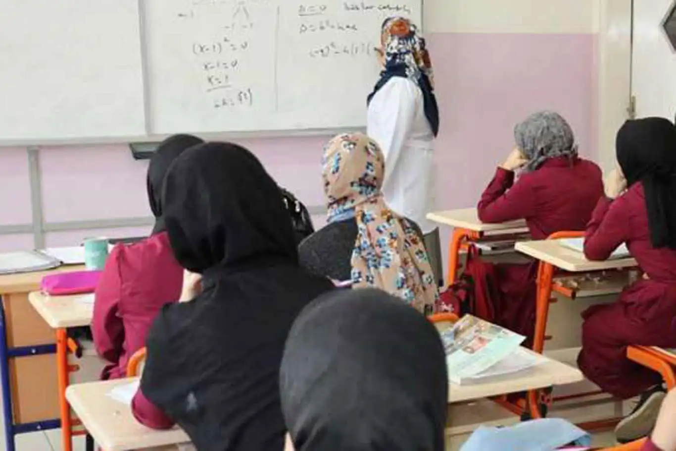 Yönetici ve öğretmenlerin ders ve ek ders saatlerine ilişkin düzenleme, Resmî Gazete'de yayımlandı Yönetici ve öğretmenlerin ders ve ek ders saatlerine ilişkin düzenleme, Resmî Gazete'de yayımlandı