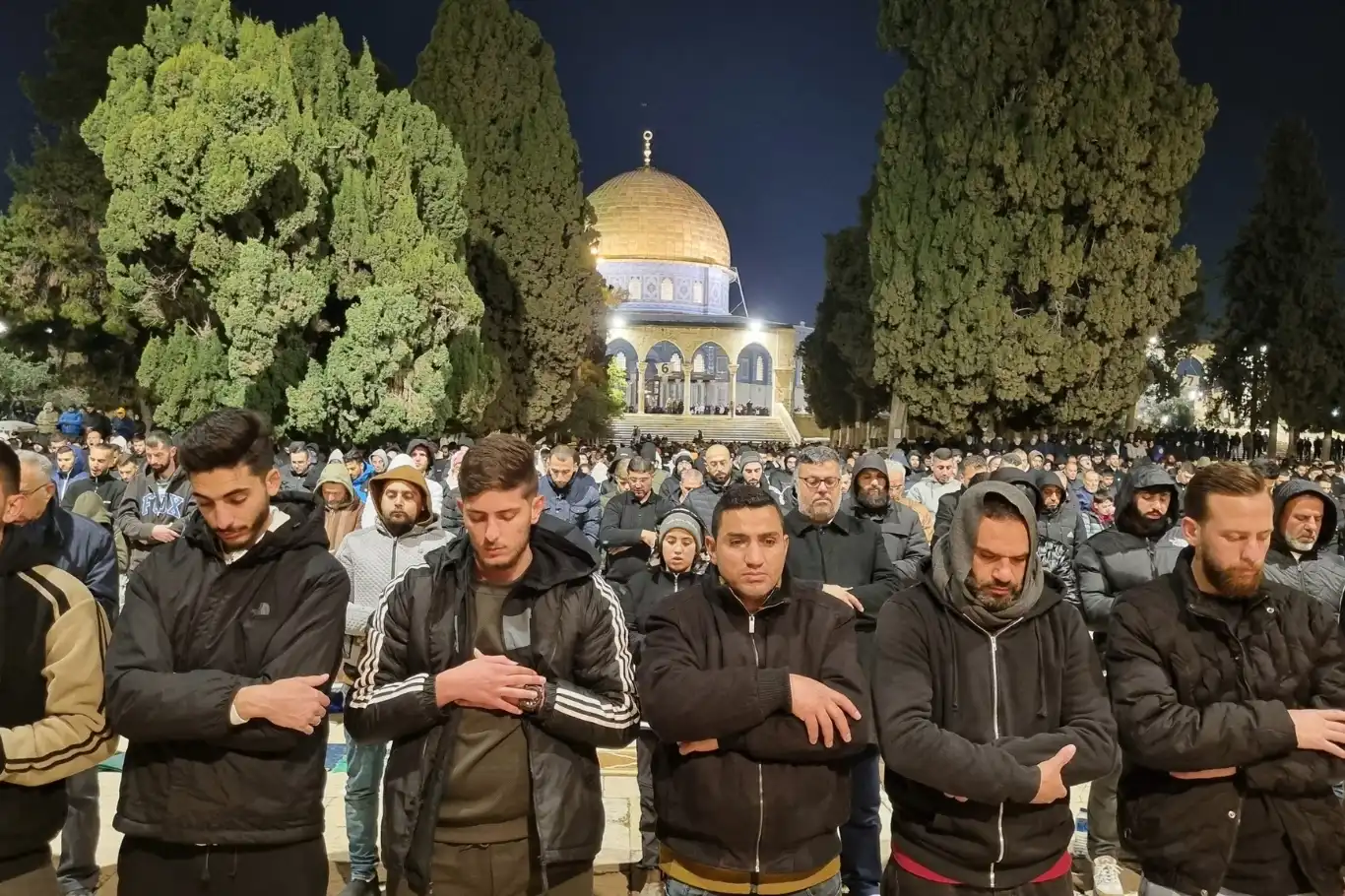 فلسطين..عشرات الآلاف يؤدون صلاتي العشاء والتراويح في الأقصى فلسطين..عشرات الآلاف يؤدون صلاتي العشاء والتراويح في الأقصى