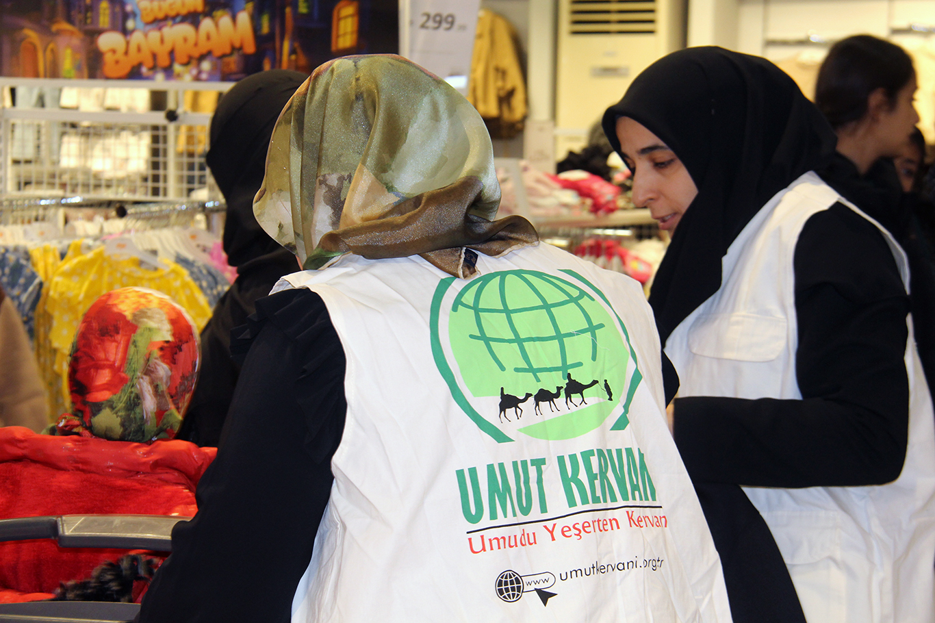Umut Kervanı yüzlerce çocuğa bayram sevincini yaşattı