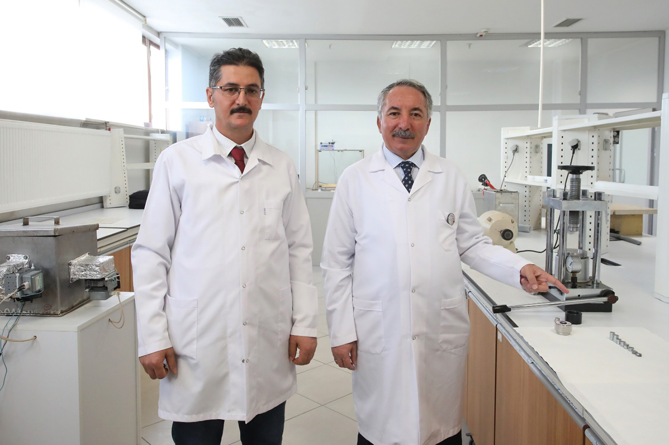 Ağrı'da 2 bin 500 derece ısıya dayanıklı hazırlanan çelik, endüstriye kazandırılıyor Ağrı'da 2 bin 500 derece ısıya dayanıklı hazırlanan çelik, endüstriye kazandırılıyor