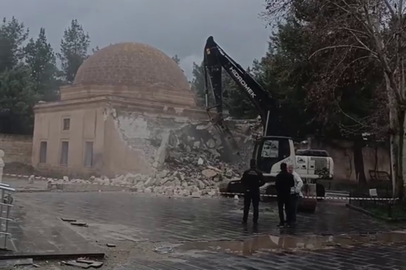 Veyselkarani Türbesi'nin yıkımı gerçekleştirildi, ziyaretçiler "zamansız" yıkıma tepki gösterdi Veyselkarani Türbesi'nin yıkımı gerçekleştirildi, ziyaretçiler "zamansız" yıkıma tepki gösterdi