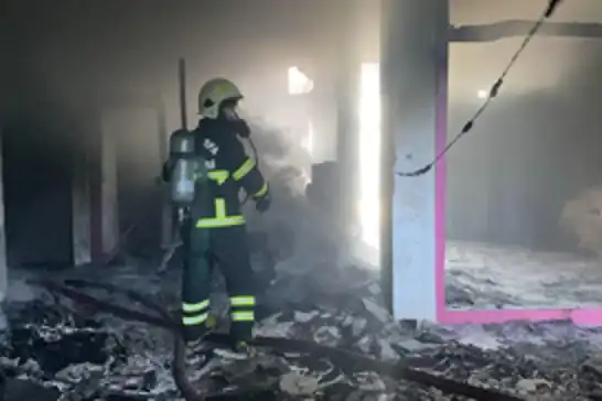 Pendik'te inşaat deposunda çıkan yangın söndürüldü 