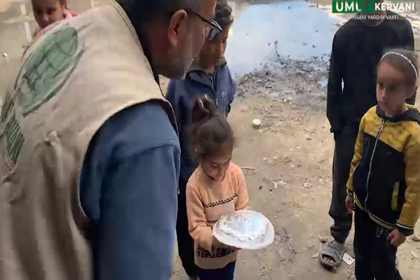 HAKSİAD Gazze’de 4 bin 300 kişiye iftar verdi HAKSİAD Gazze’de 4 bin 300 kişiye iftar verdi