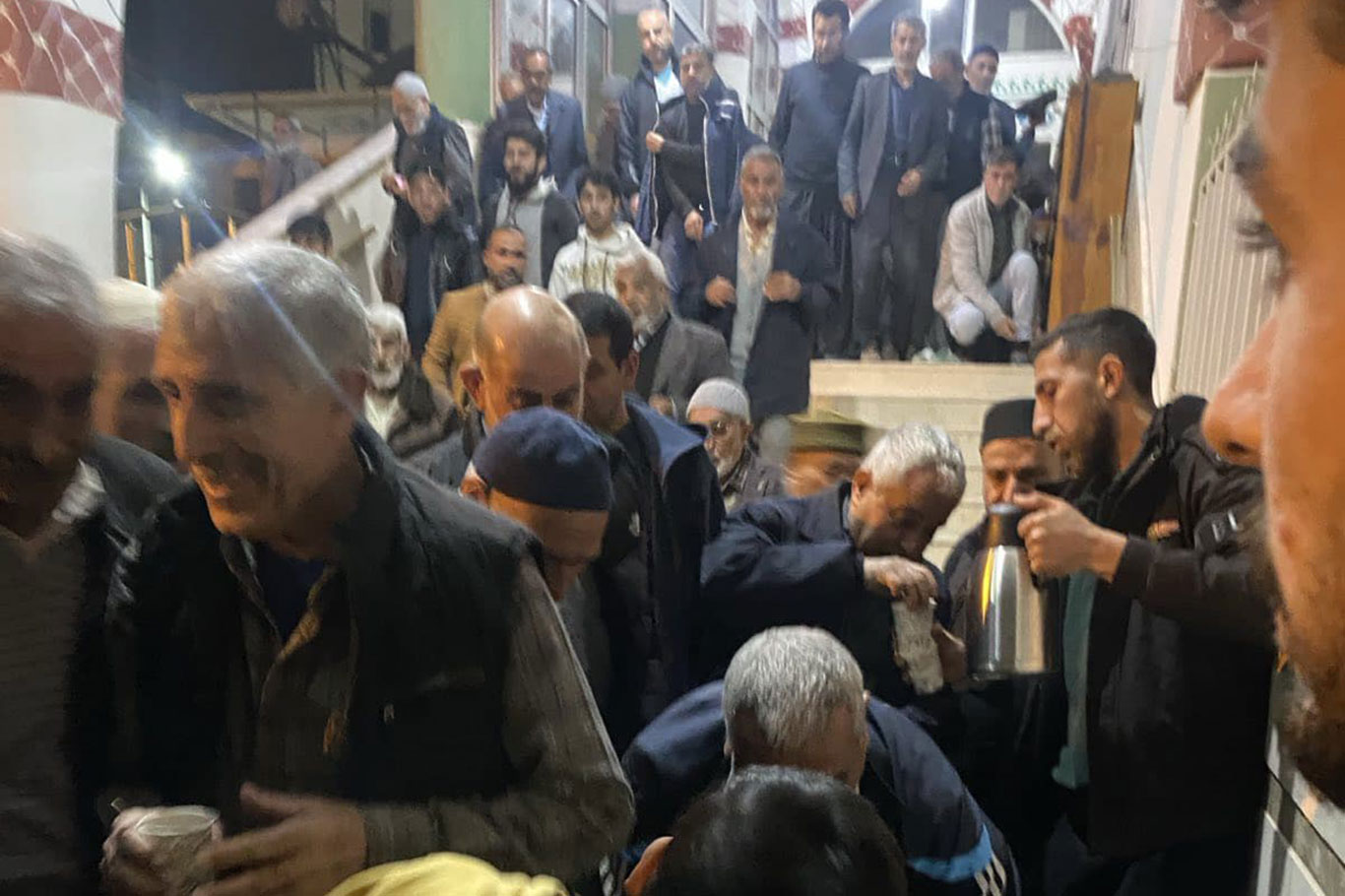 HÜDA PAR Tarsus Gençlik Kolları teravih çıkışı cami cemaatine ikramda bulundu HÜDA PAR Tarsus Gençlik Kolları teravih çıkışı cami cemaatine ikramda bulundu