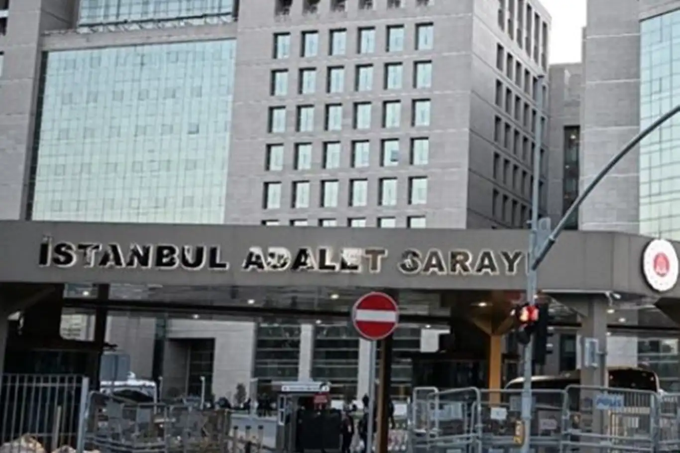 İBB’ye yönelik yolsuzluk soruşturmasında 3 şirkete el konuldu İBB’ye yönelik yolsuzluk soruşturmasında 3 şirkete el konuldu