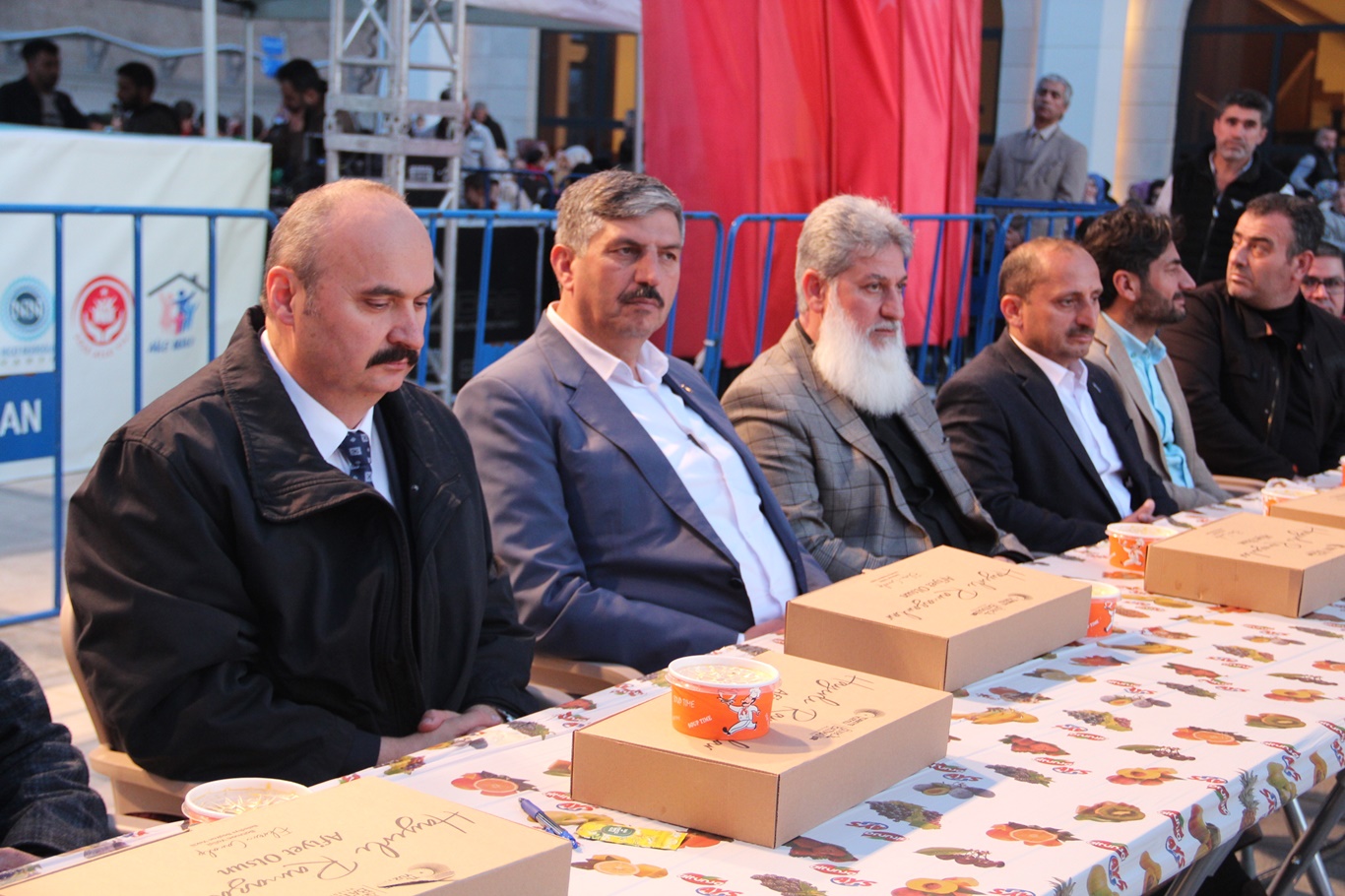 Batman'da binlerce esnaf iftar sofrasında bir araya geldi