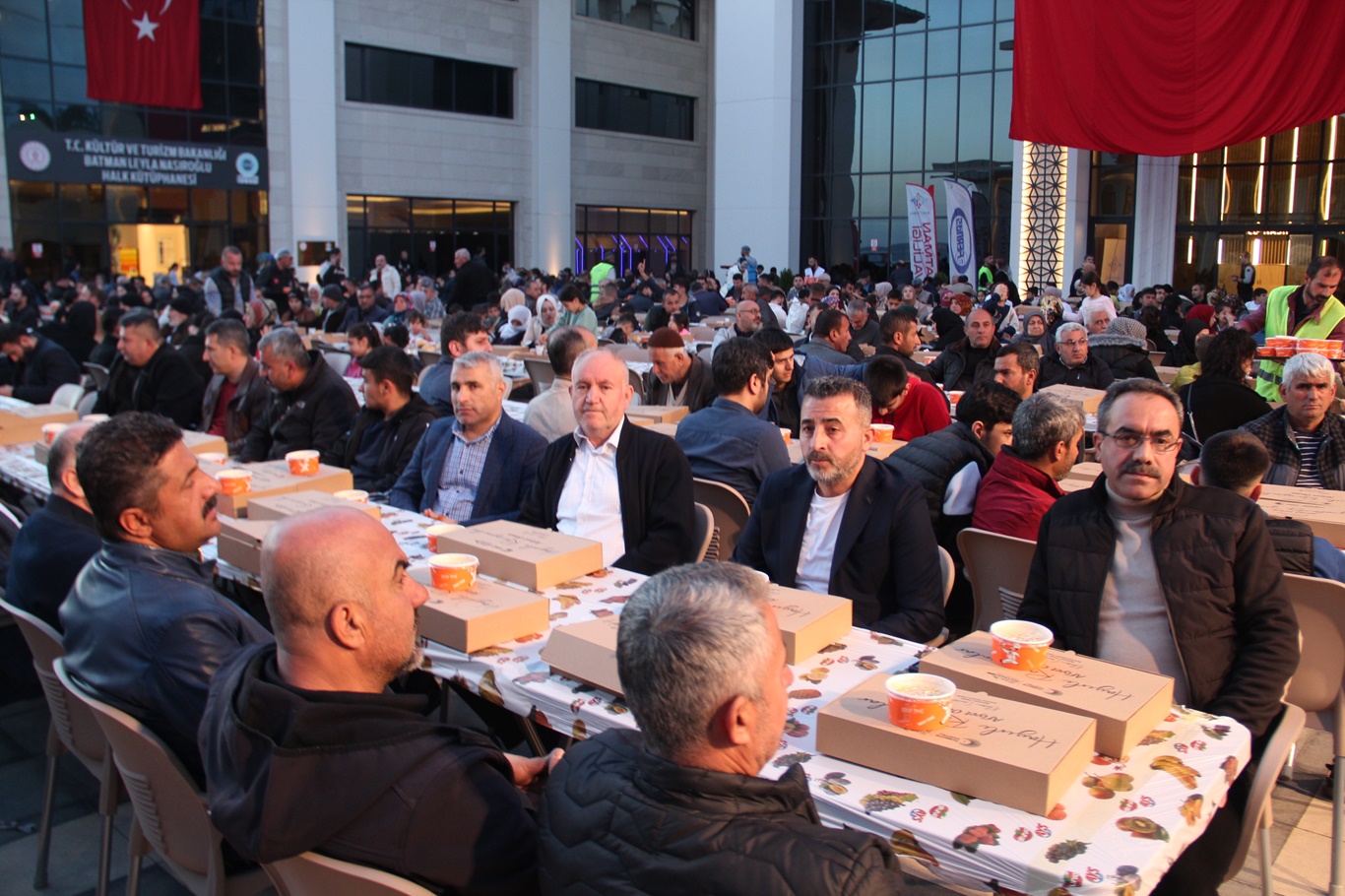 Batman'da binlerce esnaf iftar sofrasında bir araya geldi