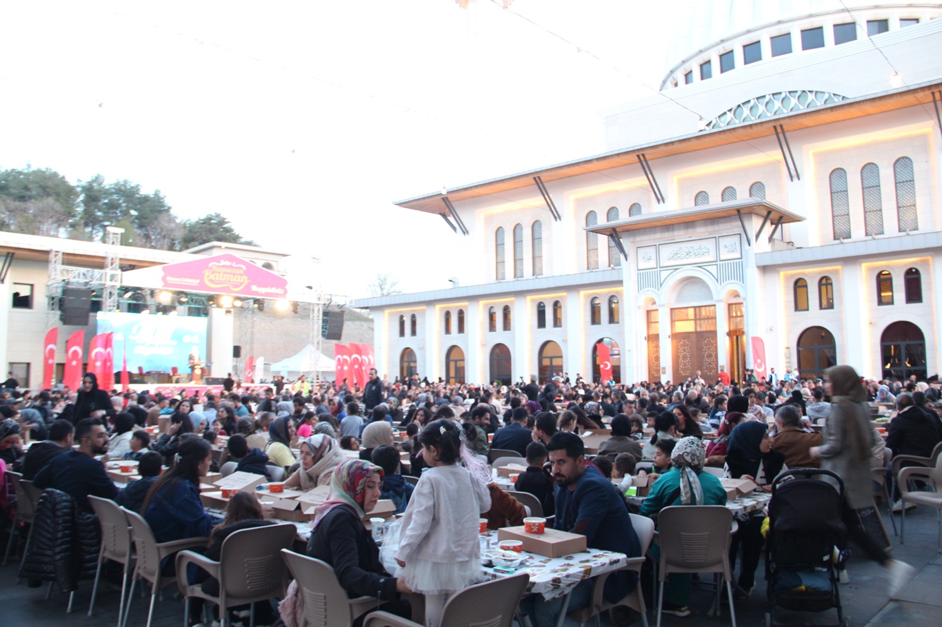 Batman'da binlerce esnaf iftar sofrasında bir araya geldi