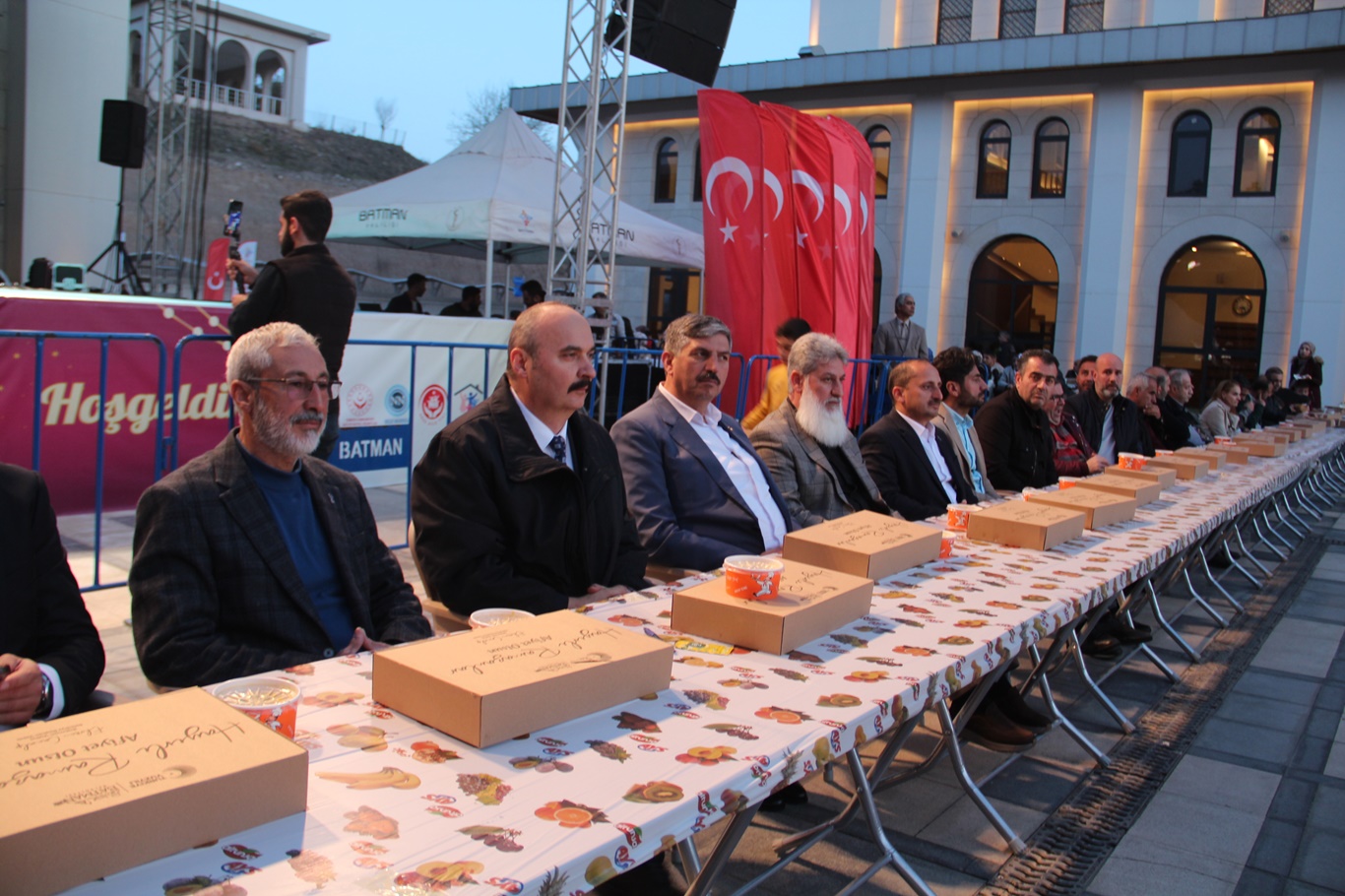Batman'da binlerce esnaf iftar sofrasında bir araya geldi