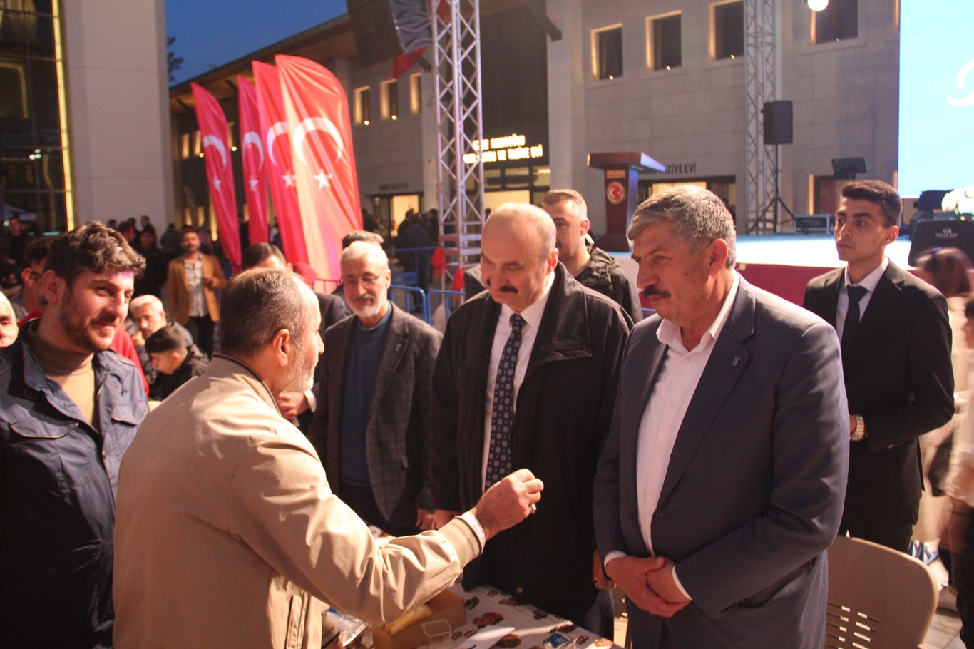 Batman'da binlerce esnaf iftar sofrasında bir araya geldi