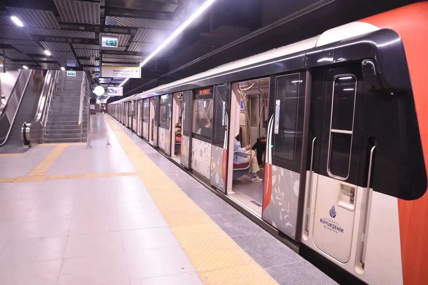 Taksim ve Şişhane metro istasyonları yeniden açıldı Taksim ve Şişhane metro istasyonları yeniden açıldı