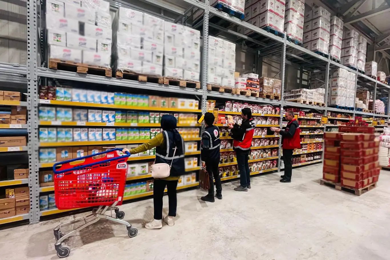 Ticaret Bakanlığı'ndan Ramazan denetimi: Haksız ve fahiş fiyata 200,9 milyon TL ceza Ticaret Bakanlığı'ndan Ramazan denetimi: Haksız ve fahiş fiyata 200,9 milyon TL ceza