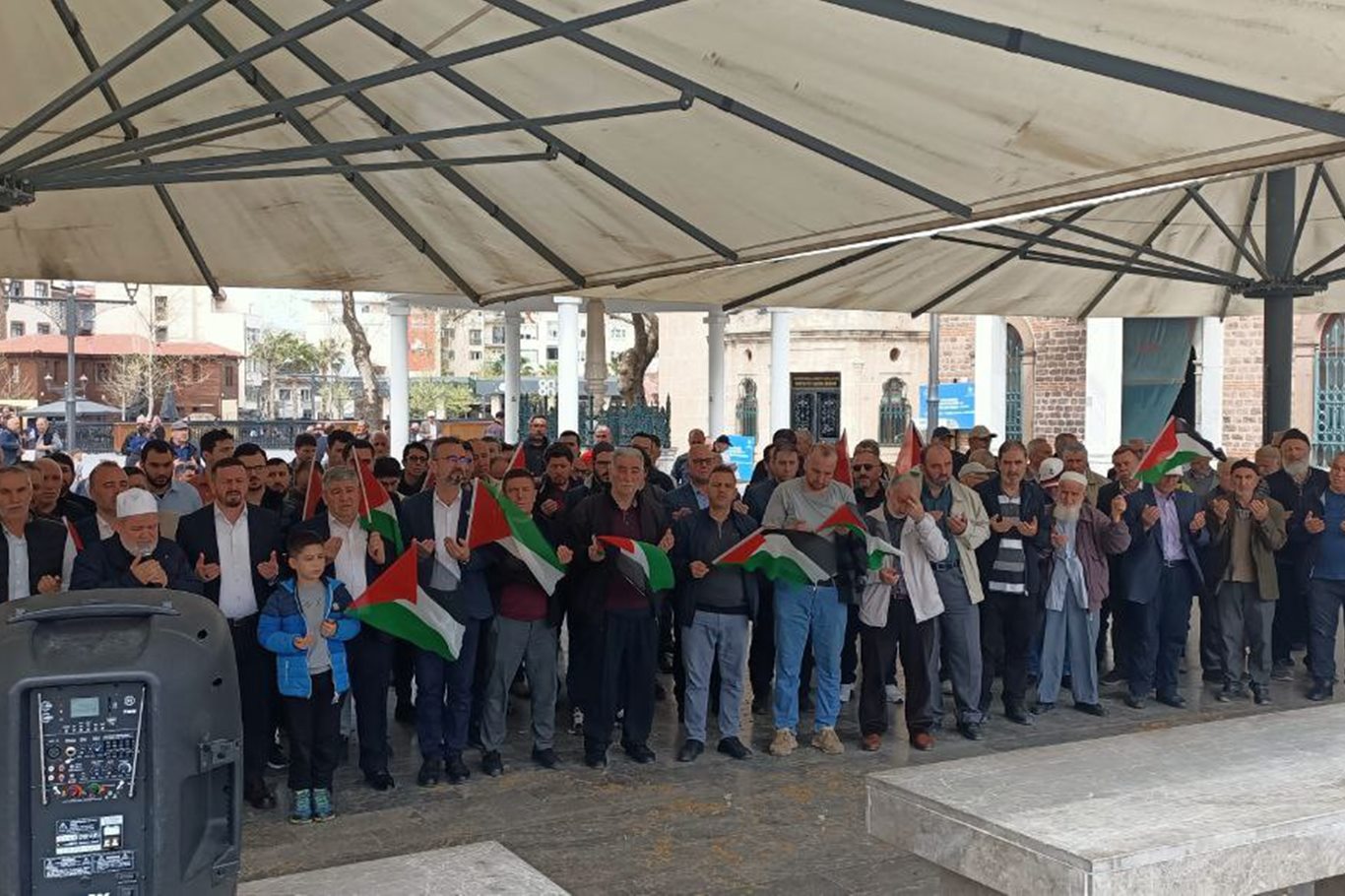 Balıkesir'de 'Kudüs' gösterisi: Kudüs davası, ümmetin özgürlük davasıdır Balıkesir'de 'Kudüs' gösterisi: Kudüs davası, ümmetin özgürlük davasıdır